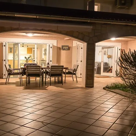 بيت للعطل House Victoria Lovište