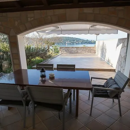 House Victoria بيت للعطل Lovište